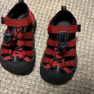 KEEN Unisex-Child Newport H2 Closed Toe Water Sandals red